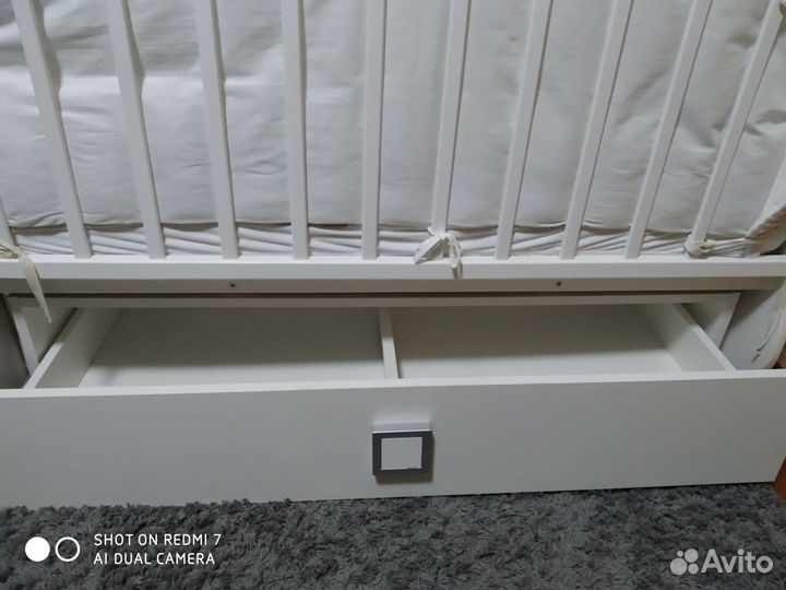 Детская кроватка с маятником