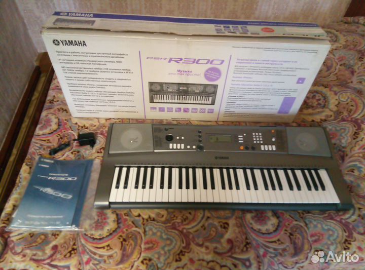 Yamaha PSR R300 (Музыкальный синтезатор)