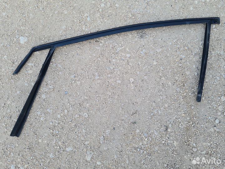 Уплотнитель стекла передний правый Focus 3