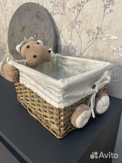 Корзинка плетеная с игрушкой