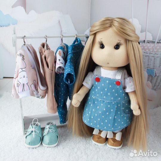 Игровая куколка с одеждой
