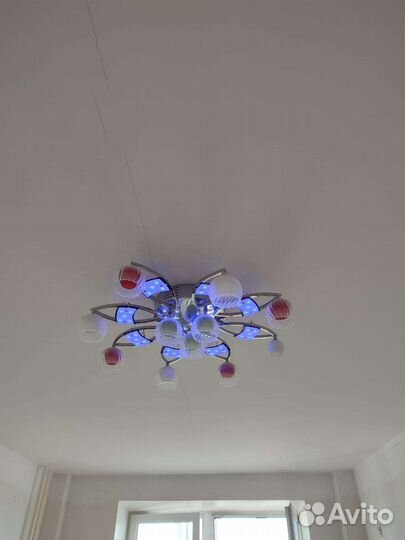 Продам люстру