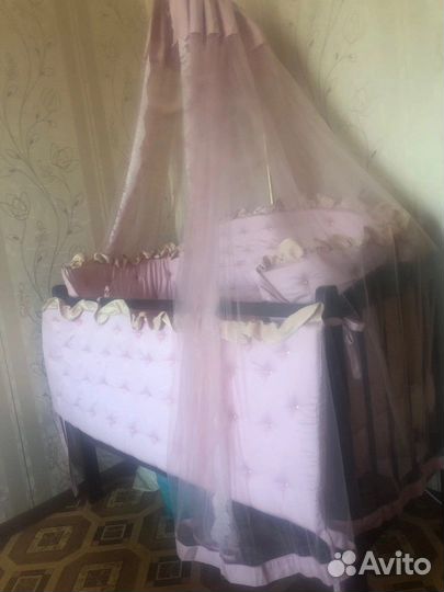 Детская кроватка с бортиками и балдахином