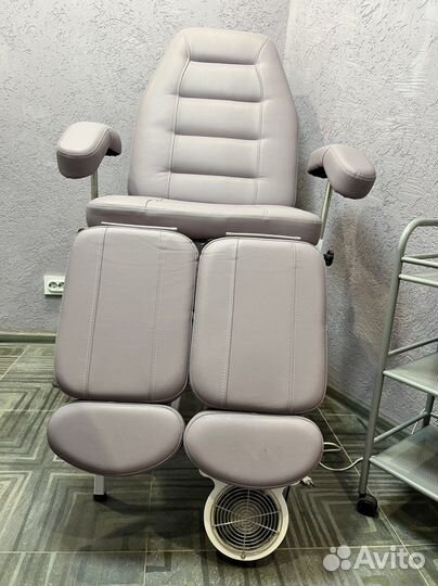 Педикюрное кресло с вытяжкой Emil