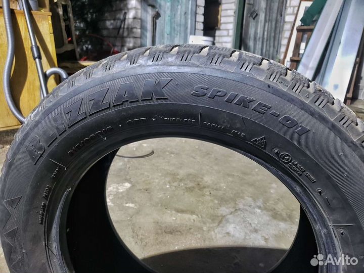 Bridgestone Blizzak Spike-01 215/60 R16