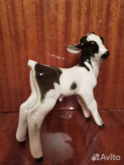 Фарфоровая статуэтка телёнка