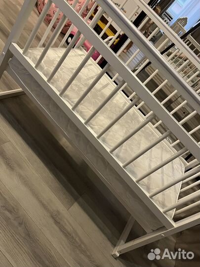 Детская кроватка с маятником белая