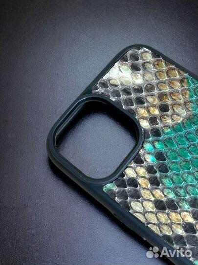 Чехол на iPhone 15 из кожи питона