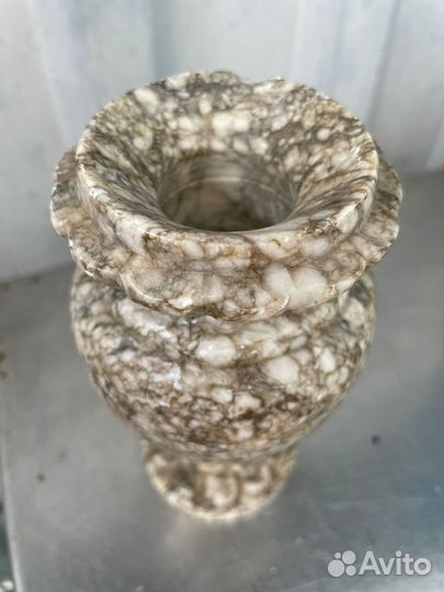 Изящная старинная вазочка из мрамора