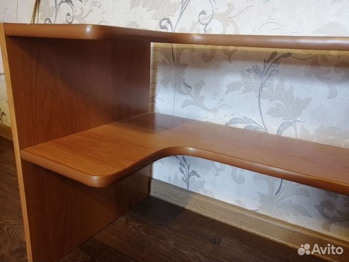 Полка угловая книжная, на компьютерный стол