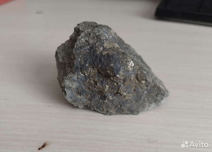 Пирит в горной породе