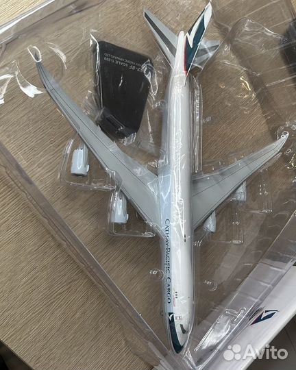 Модель самолета Boeing 747-8f Cathay Pacific