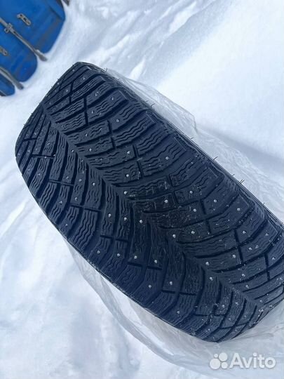 Michelin X-Ice North 4 235/45 R18 99H