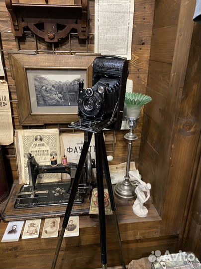 Старинный фотоаппарат Zeiss Icon на штативе