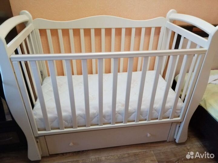 Детская кроватка с универсальным маятником