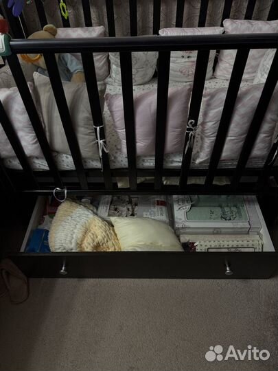 Детская кроватка с маятником и ящиком