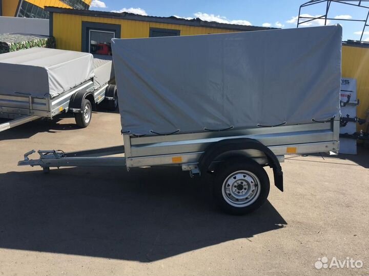 Автомобильный прицеп с тентом
