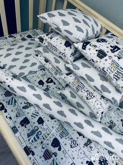 Детская кроватка с маятником, матрасом, бортиками