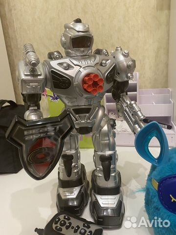 Игрушка робот и ящерица