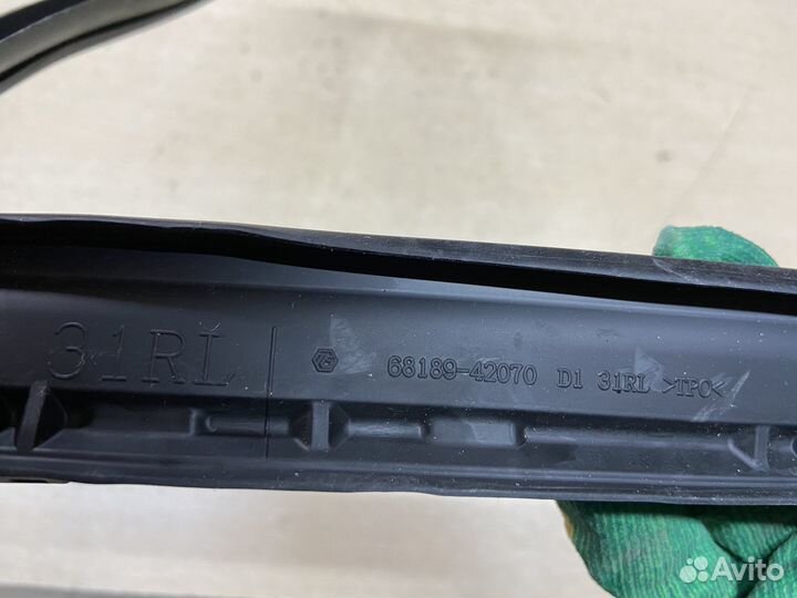 Молдинг стекла задний левый Toyota Rav4 XA50