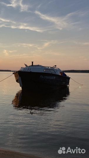 Парусно-моторная яхта