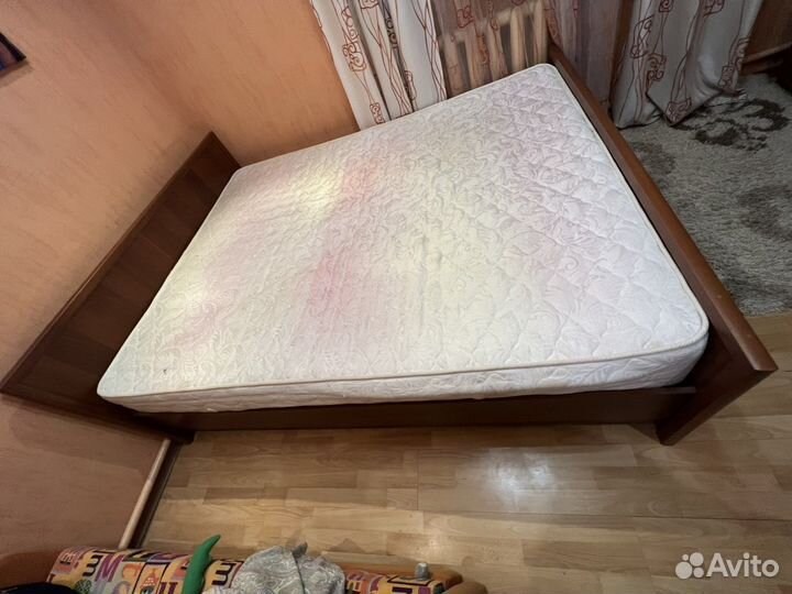 Кровать
