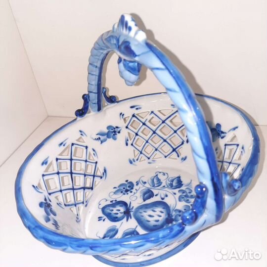 Авторская ваза для фруктов клубника Гжель