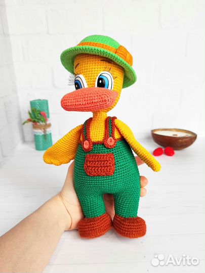 Вязаная игрушка утенок