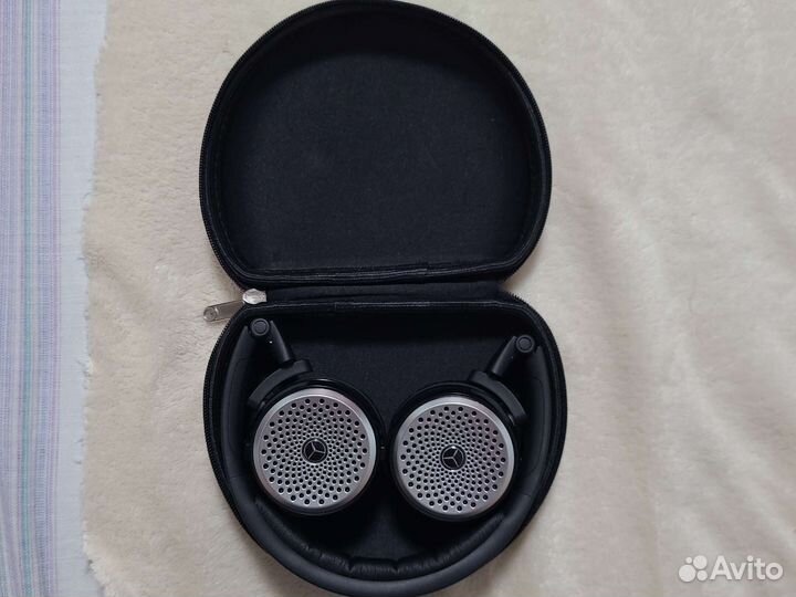 Наушники Mercedes