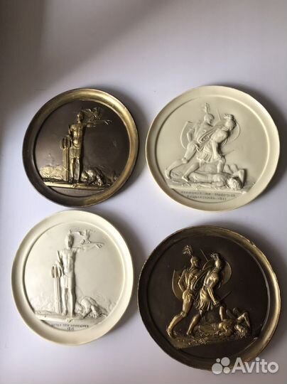 Коллекция настенных плакеток работы графа Ф. Толст