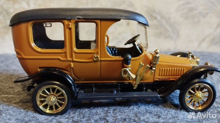 Модель автомобиля «Руссо-Балт лимузин»