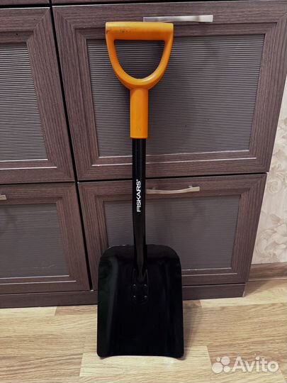 Лопата совковая укороченная Fiskars