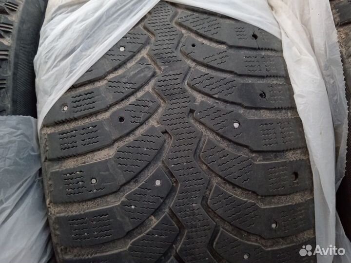 Bridgestone Blizzak Spike-01 235/45 R17 94