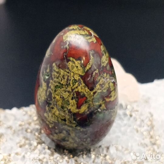 Яшма кровь дракона яйцо с подставкой