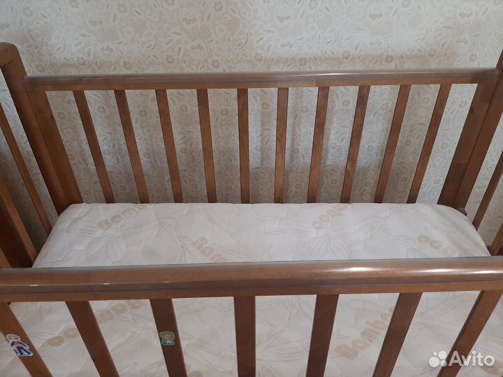 Детская кроватка с продольным маятником