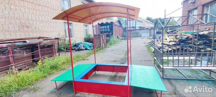 Детская песочница с крышей