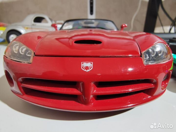 Масштабная модель 1/18 Dodge Viper SRT-10 Bburago