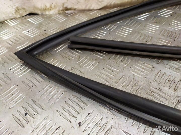 Уплотнитель стекла передний правый Honda Cr-V 3 RE