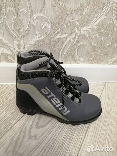 Продам детские лыжные ботинки