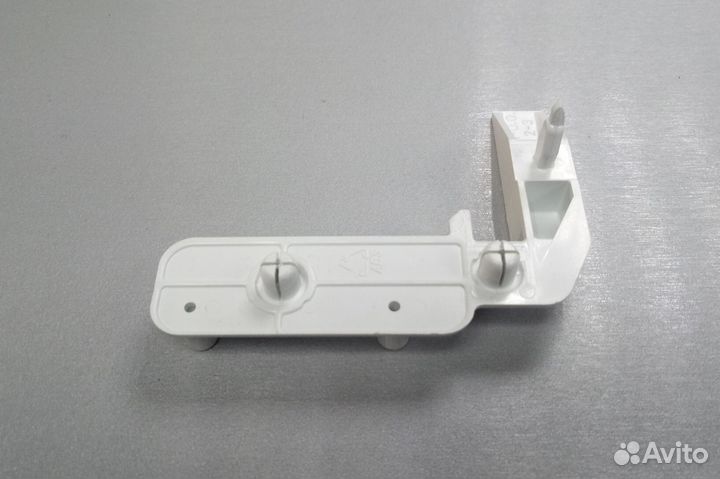 Кронштейн откидного щитка левый холодильника атлан