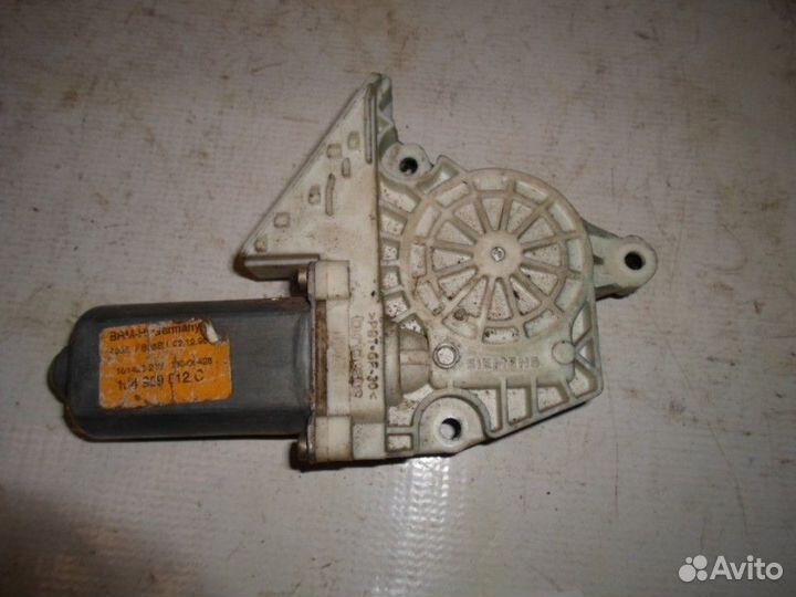 Моторчик стеклоподъемника задний правый