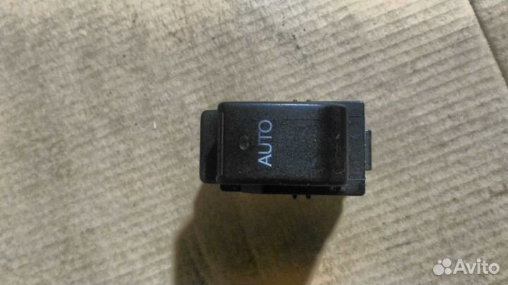 Кнопка (выключатель) Toyota Avensis 2