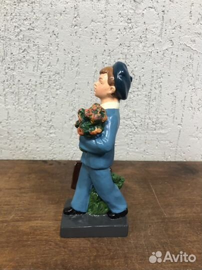 Статуэтка гипс. Школьник с цветами. Артель Кунгур