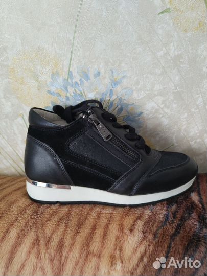 Новые кожаные кроссовки 35 размер