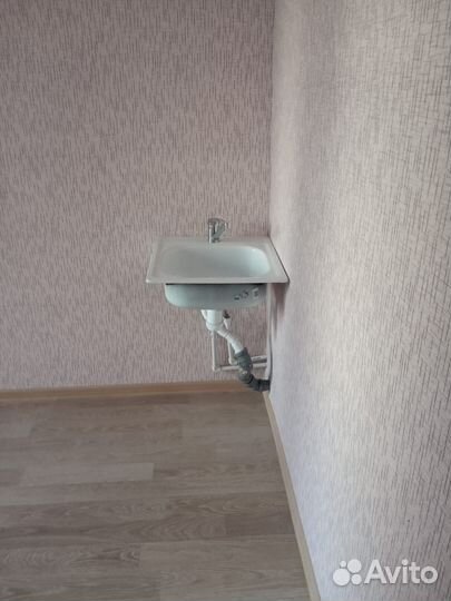 Дверь входная металлическая от застройщика, унитаз