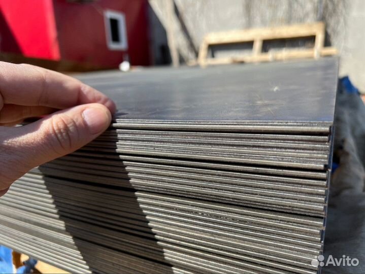 Лист стальной рифленый