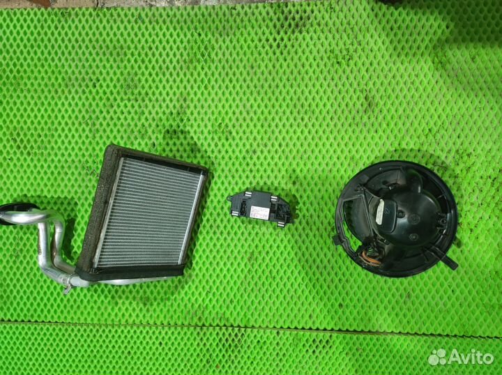 Моторчик отопителя салона Volkswagen Passat B6