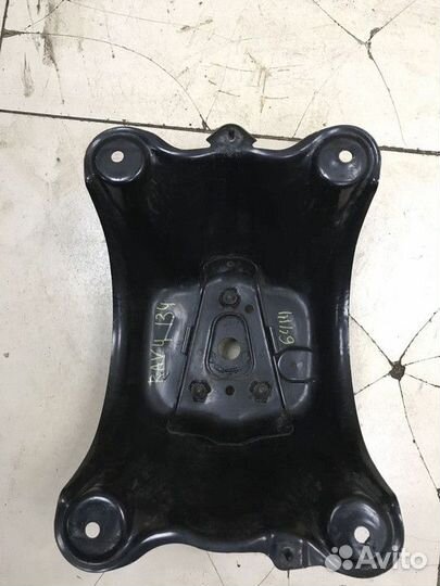 Кронштейн крепления запасного колеса Toyota RAV4