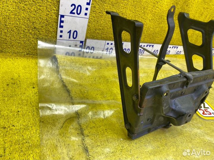 Крепление аккумулятора переднее Toyota Land