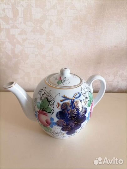 Тарелки, чайник, селедочницы, блюдце